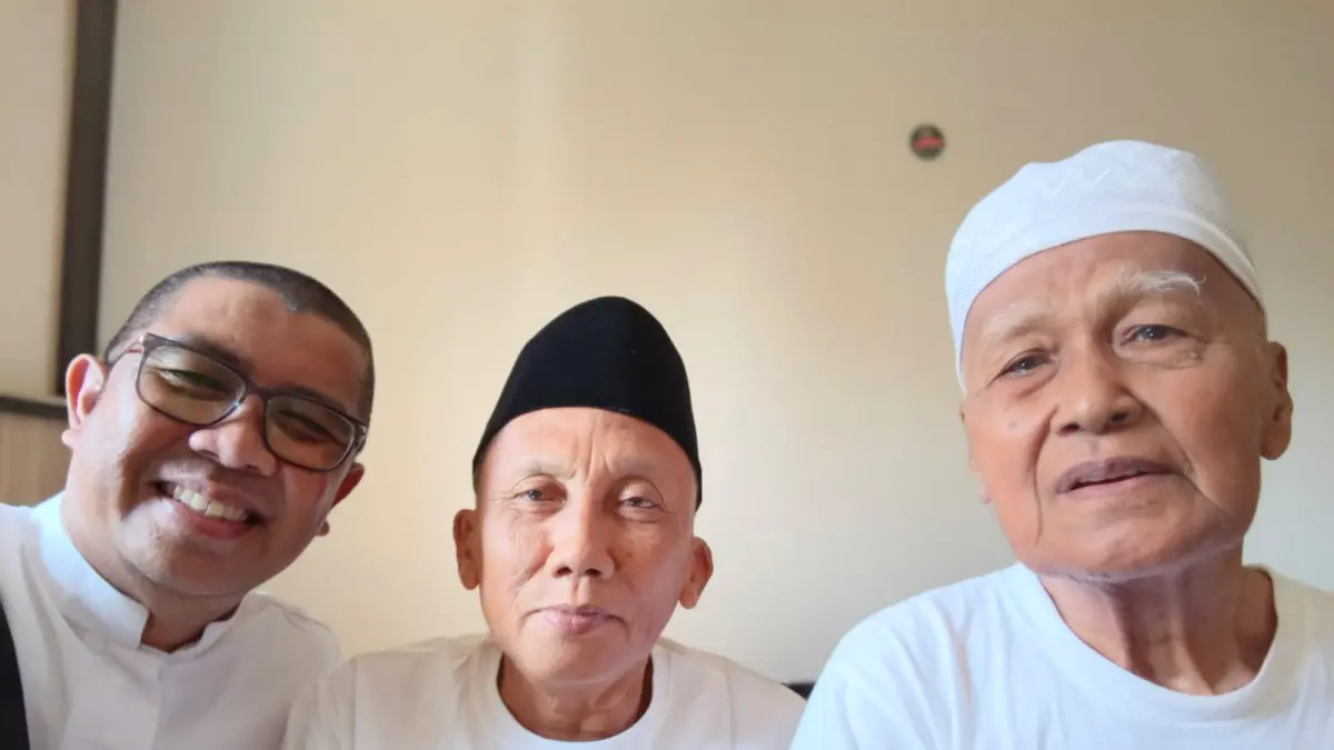 Camat Muncar Akhmad Kholid Askandar menjenguk suami jamaah haji asal Banyuwangi, Hj Patonah, yang tengah dirawat di RS Mina Al Wadi, Makkah. (Istimewa)