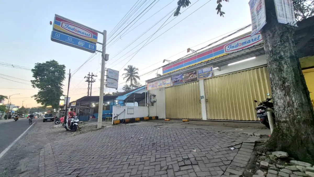 Gerai Indomaret di Gendoh, Banyuwangi, tutup Minggu sore (31/5). (Salis Ali/Radar Banyuwangi)