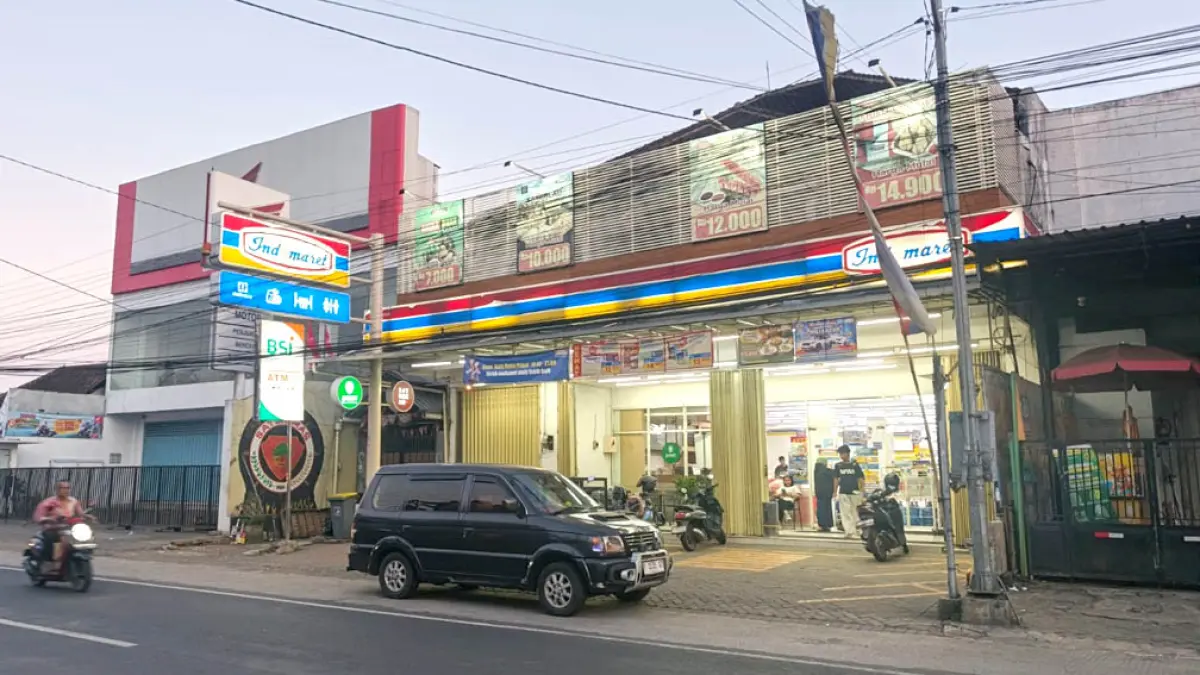 Gerai Indomaret di Genteng Wetan, Kecamatan Genteng, Banyuwangi masih buka di tengah isu tutup massal 31 Mei dan 1 Juni 2026. (Zamrozi Wahyu/Radar Banyuwangi)