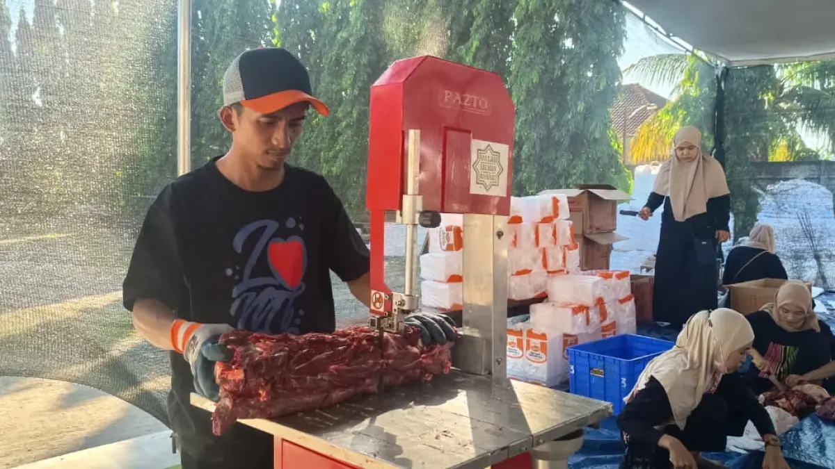 GUNAKAN MESIN : Pemotongan tulang dan daging menggunakan alat pemotong sehingga sangat efesien dan higienis. (Gerda/RadarBanyuwangi.id)