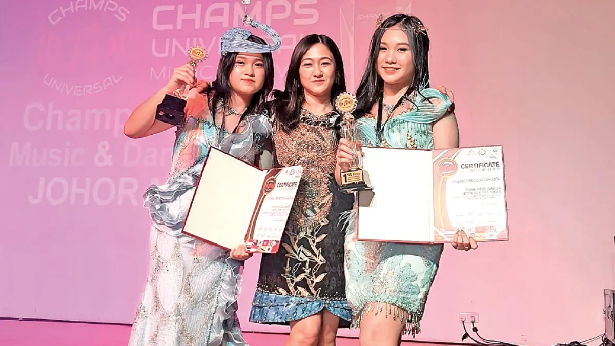 JUARA: Cherie Callista Wangsa dan Vivianne Vernetta Wangsa meraih prestasi mentereng pada ajang Champs Universal Music Festival (CUMF) 2026 yang berlangsung di Johor, Malaysia. (Istimewa)