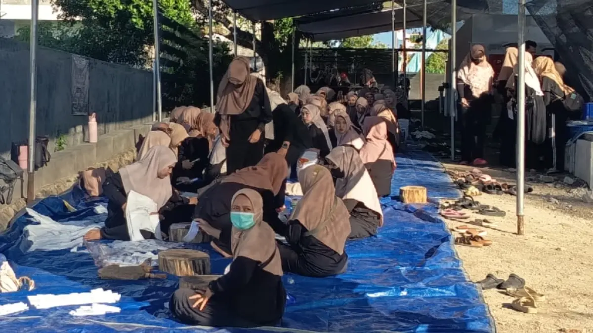 KOMPAK : Karyawan wanita RS Yasmin bersiap untuk mencacah, menimbang dan memasukkan daging ke kantung plastik. (Gerda/RadarBanyuwangi.id)