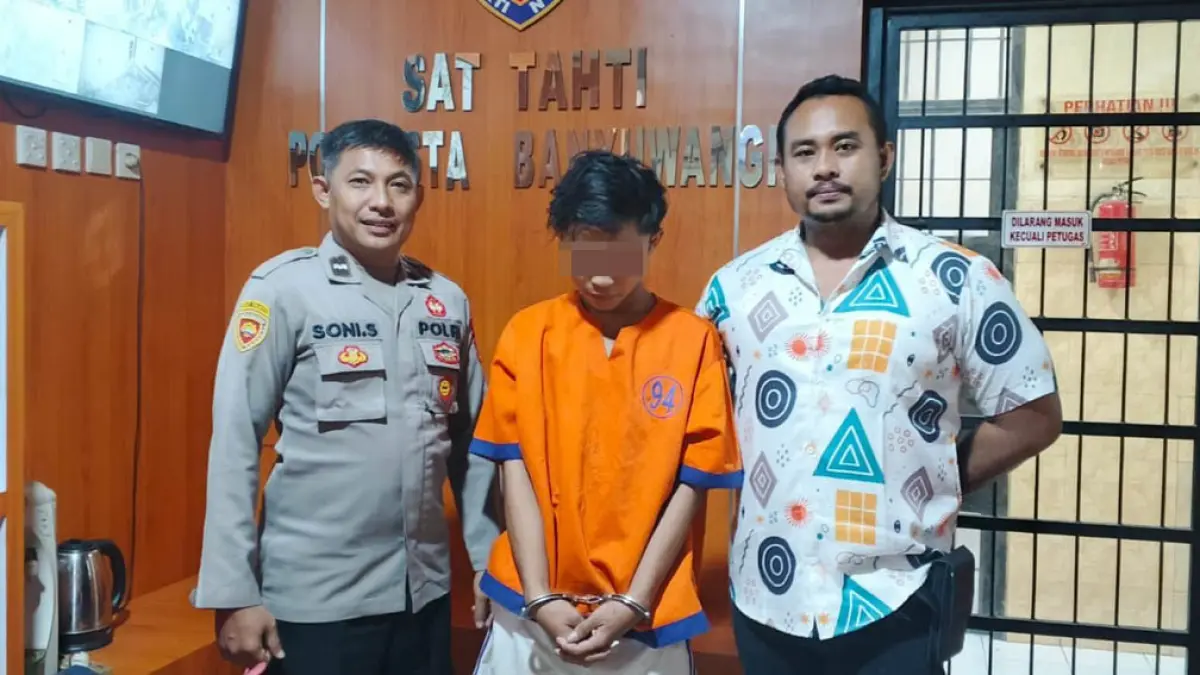 MERESAHKAN: Ketua Gangster Brutality, MAR, 20, diamankan di Mapolresta Banyuwangi. (Ocky for Radar Banyuwangi)