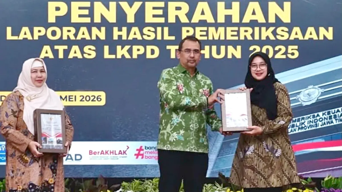 OPINI TERTINGGI: Bupati Ipuk bersama Wakil Ketua DPRD Siti Mafrochatin Ni’mah menerima laporan hasil pemeriksaan dari Kepala Perwakilan BPK RI Provinsi Jawa Timur Yuan Candra Djaisin di Sidoarjo, pada Jumat (29/5). (Dini for Radar Banyuwangi)