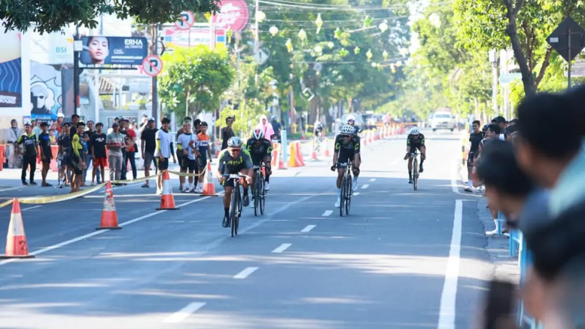 Sebanyak 220 rider dari 33 daerah mengikuti Banyuwangi Criterium League 2026. Ajang balap sepeda nasional ini memperkuat Banyuwangi sebagai kota sepeda. (banyuwangikab.go.id)