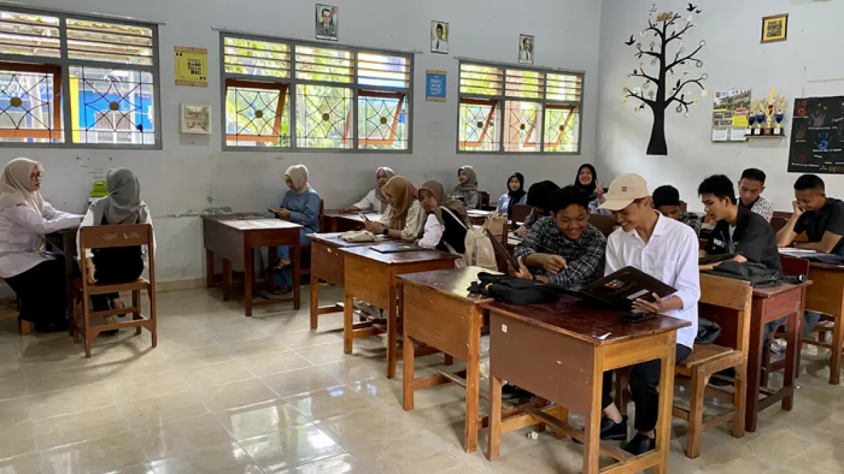 TAHUN LALU: Suasana pembagian dan pengambilan ijasah oleh siswa di Smagi Taruna Bangsa di kelas masing-masing (SmagiTV untuk RadarBanyuwangi.id)
