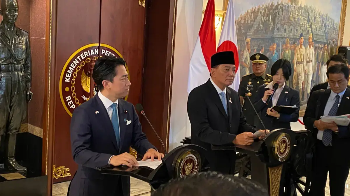 Menhan Sjafrie dan Menhan Jepang Shinjiro Koizumi melaksanakan pertemuan di Kantor Kemhan pada Senin (4/5/2026). (Sahrul Yunizar/JawaPos.com)
