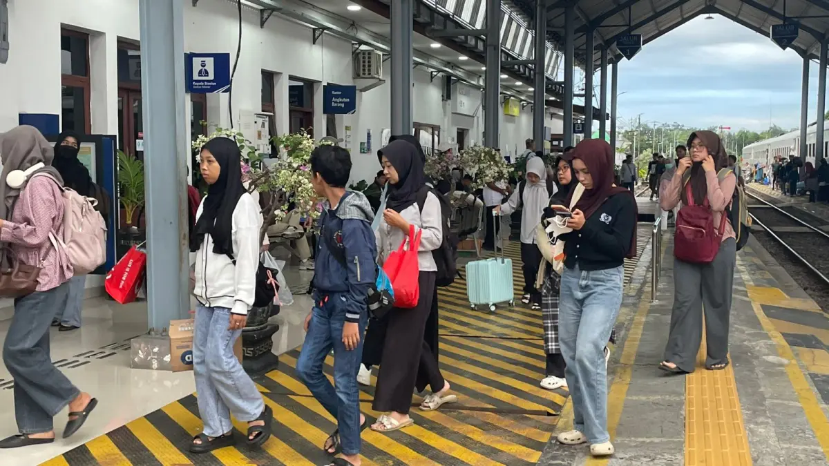 Mobilitas penumpang kereta api di Daop 9 Jember tetap tinggi pada hari terakhir long weekend. (KAI)