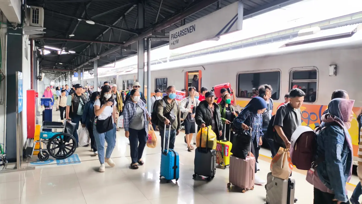 Puncak arus balik Idul Adha 2026 terjadi di wilayah KAI Daop 1 Jakarta dengan 41.534 penumpang tiba dalam sehari. (Lugas Rumpakaadi/Radar Banyuwangi)
