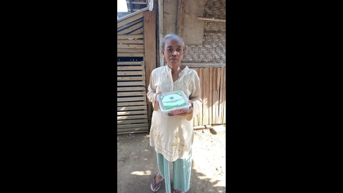Warga Giri menerima daging kurban hasil penyembelihan kurban DAM haji Tamattu dari jamaah haji Sabilillah, Minggu (31/5/2026). (Istimewa)