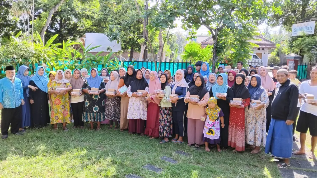 Warga kebalenan, Kecamatan Banyuwangi mendapatkan daging kurban dari jamaah haji Sabilillah Banyuwangi sebagai pelaksanaan DAM haji Tamattu, Senin (1/6/2026). (Istimewa)