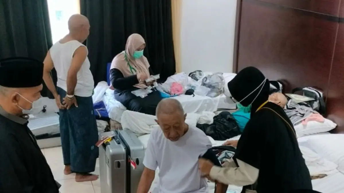 AKIBAT KELELAHAN: Jemaah haji yang tergabung dalam kloter 85 menjalani pemeriksaan kesehatan di tempat mereka menginap, Senin (1/6). (Devista Diyantika for Radar Banyuwangi)