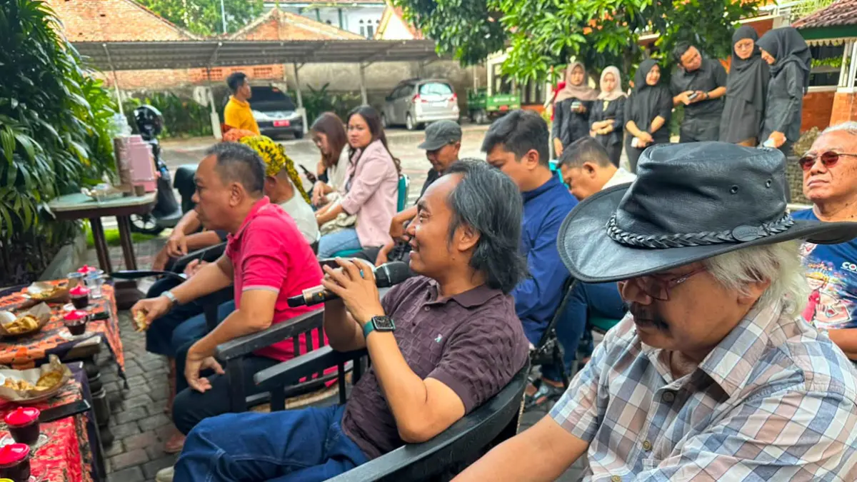 BANGUN ENERGI PERTUNJUKAN: Direktur Radar Banyuwangi Samsudin Adlawi (megang mic) bersama tim kurator memberikan masukan kepada para pemusik BEC di kantor Disbudpar Banyuwangi, sore Selasa (2/5). (Ramada Kusuma/Radar Banyuwangi)