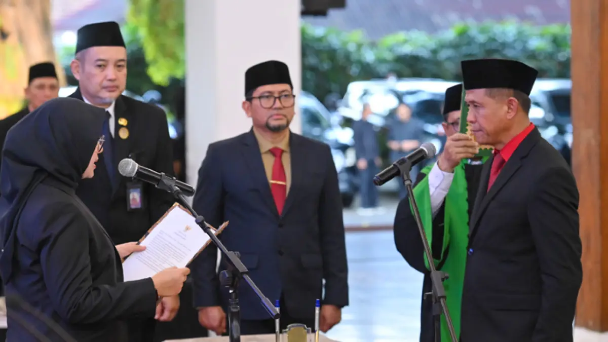 BERPENGALAMAN: Bupati Ipuk memimpin pengucapan sumpah/janji Suyanto Waspo Tondo Wicaksono sebagai Sekkab Banyuwangi di pendapa Sabha Swagata Blambangan Selasa sore (2/6). (Ramada Kusuma/Radar Banyuwangi)