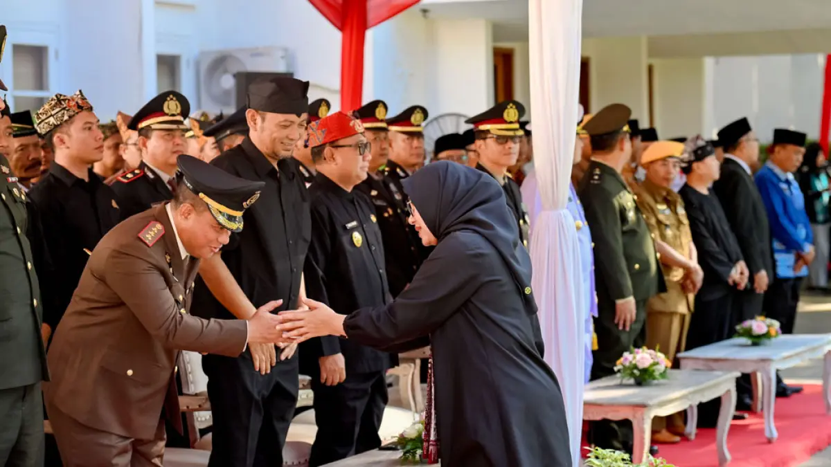 JADI INSPEKTUR UPACARA: Bupati Ipuk Fiestiandani menyalami Kajari AO Mangontan dalam upacara peringatan Hari Lahir Pancasila di halaman kantor Pemkab Banyuwangi, Senin (1/6). (Ramada Kusuma/Radar Banyuwangi)