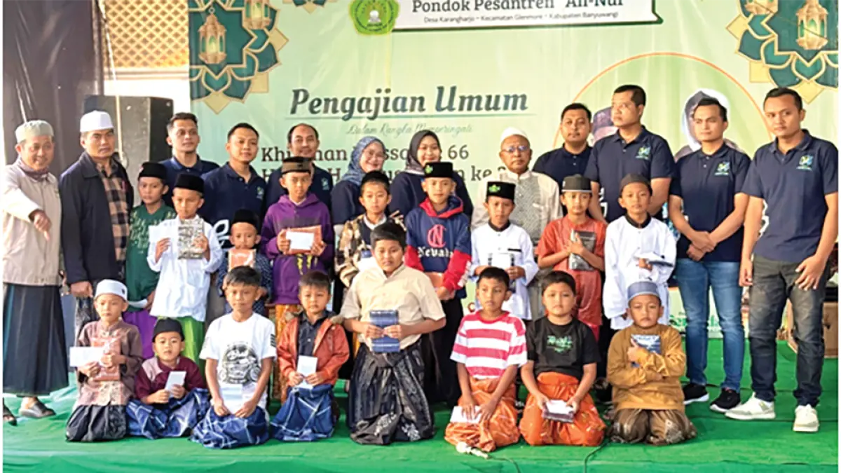 KOMPAK: Para petugas khitanan massal RSU Bhakti Husada, pengurus ponpes An-Nur dan para peserta khitanan massal foto bersama sebelum kegiatan berlangsung. (RSU Bhakti Husada for Radar Banyuwangi)