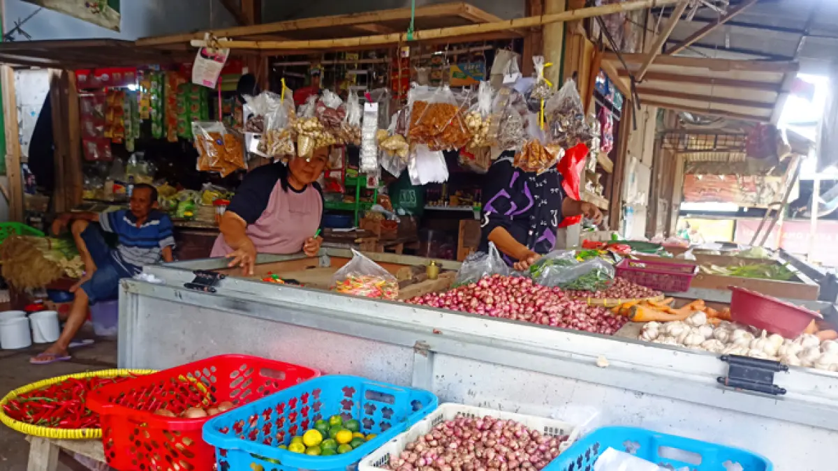 LEBIH MAHAL: Pedagang menjual aneka bumbu masakan di Pasar Srono, Senin (1/6). (Zamrozi Wahyu/Radar Banyuwangi)