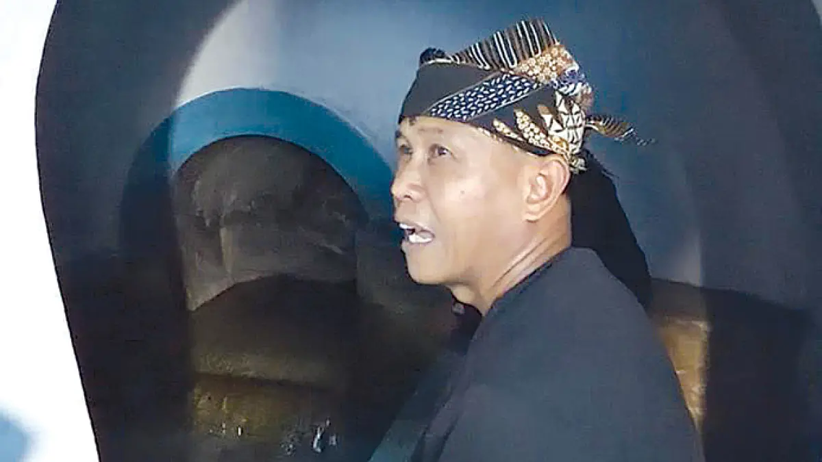 MEMBASUH MUKA: Pak Yayan berada di dalam Sumber Air Gedor, Selasa (26/5). Di sana, dia memberikan contoh kepada anak-anak akan pentingnya menjaga lingkungan dan sumber air. (Syaifuddin Mahmud/Radar Banyuwangi)