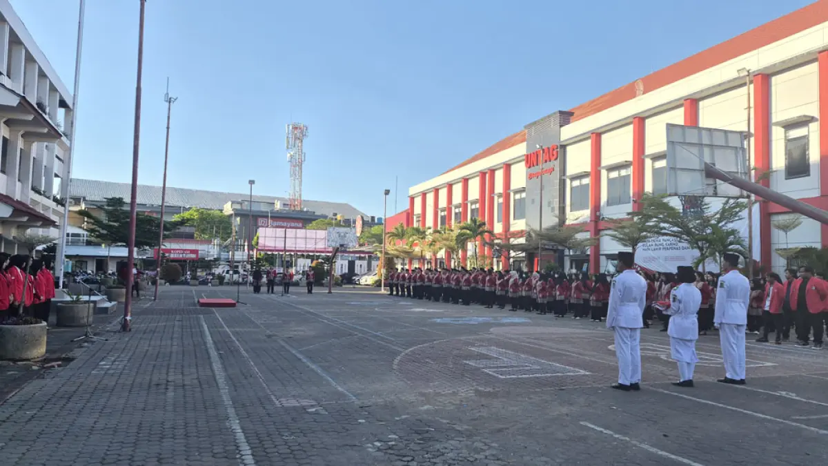 Para pengurus beserta jajaran pegawai di lingkungan Perpenas Banyuwangi mengikuti upacara peringatan hari lahir Pancasila sekaligus dies natalis Perpenas di halaman kampus Untag Banyuwangi, Senin (1/6). (Pepernas Banyuwangi)
