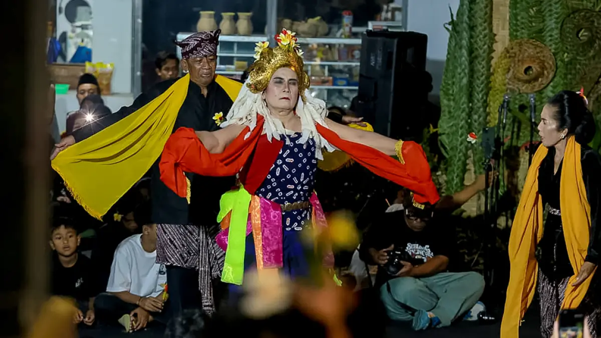 PENUH AROMA MISTIS: Isni menari diikuti alunan gending tradisional dalam ritual Seblang Bakungan yang digelar Minggu (31/5). (Ramada Kusuma/Radar Banyuwangi)
