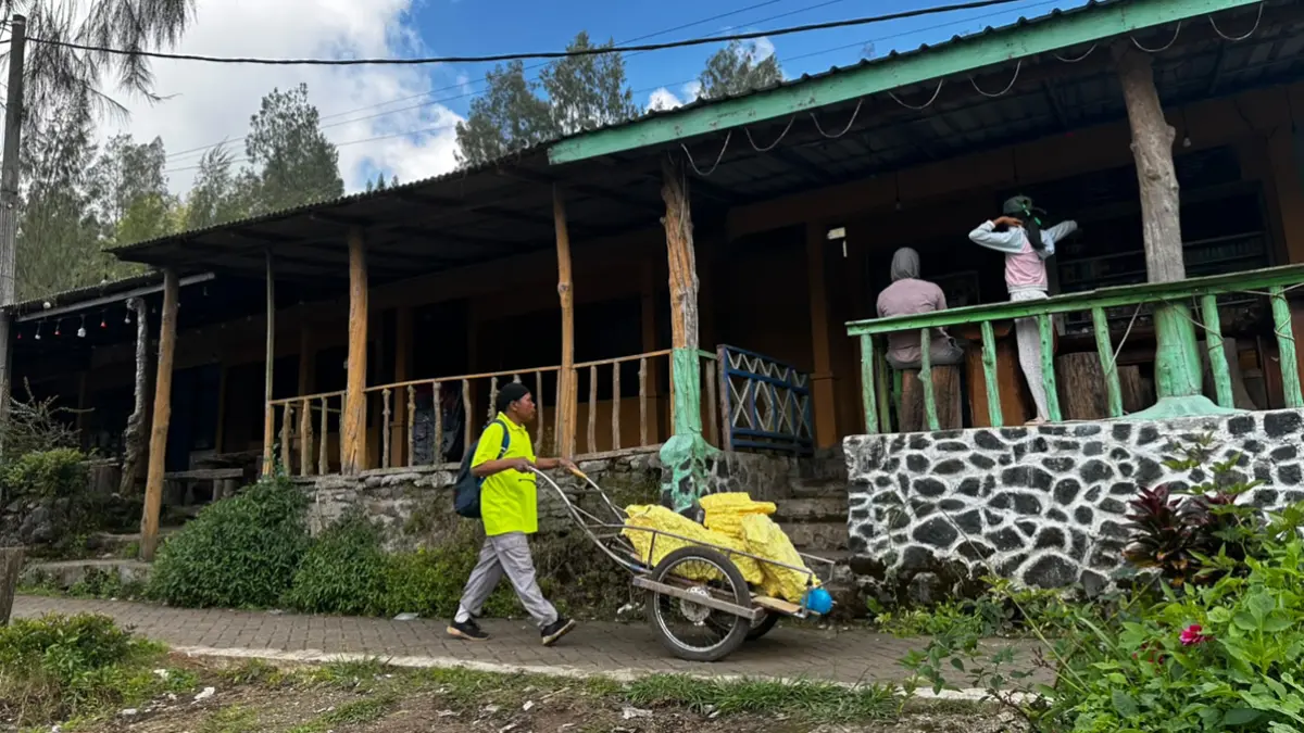PERKETAT ATURAN: Wisatawan yang sudah di-blacklist di Taman Nasional maupun TWA di Wilayah Indonesia kini tak bisa masuk Ijen. (Fredy Rizki/Radar Banyuwangi)