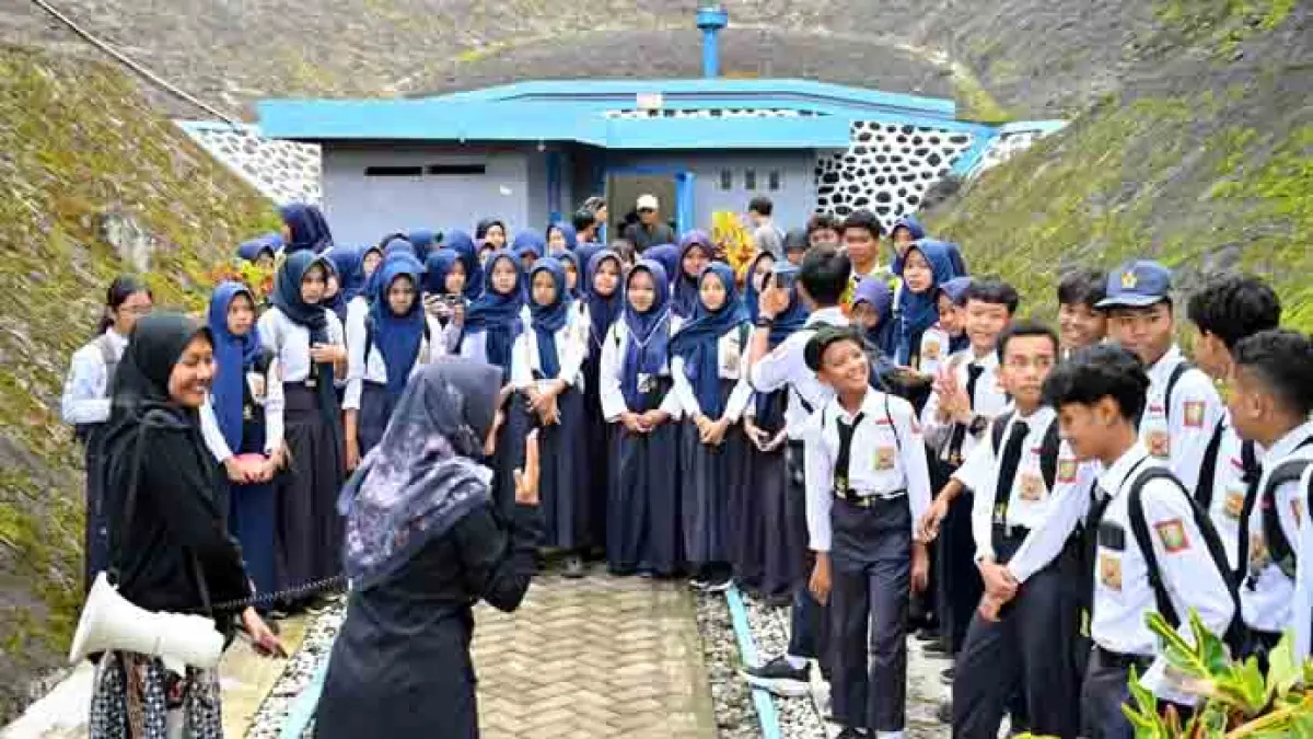 Puluhan Siswa SMPN 3 Banyuwangi mendapat pemaparan tentang pengelolaan air oleh petugas PUDAM Banyuwangi saat mengunjungi Sumber Gedor pada 26 Mei lalu. (Ramada Kusuma/Radar Banyuwangi)