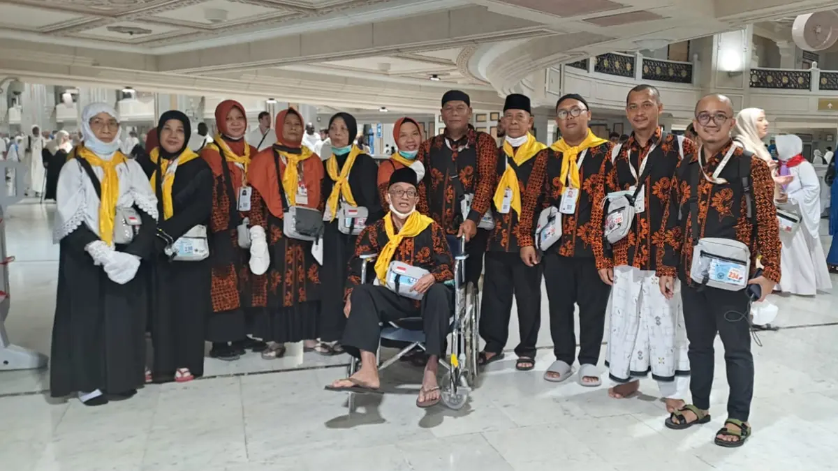 SEMPURNAKAN IBADAH HAJI: Jemaah haji kloter 85 asal Banyuwangi usai melaksanakan tawaf ifadah di Masjidilharam, Selasa (2/6). (Kholid Askandar for Radar Banyuwangi)