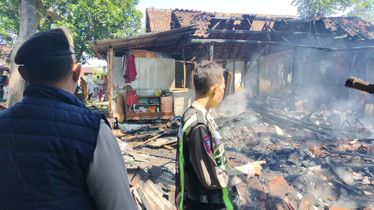 TINGGAL ARANG: Anggota Polsek Wongsorejo mendatangi rumah warga Alasrejo yang terbakar pada Selasa (2/6) pukul 11.30. (Dok. Polsek Wongsorejo)