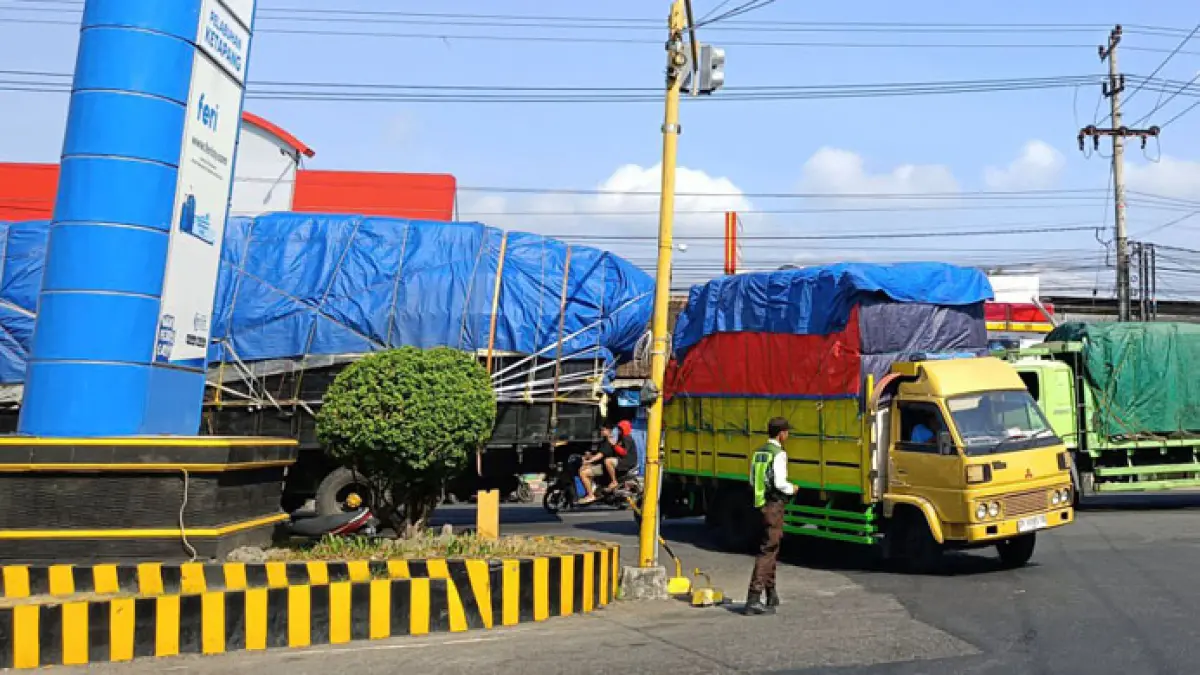 Truk yang muatannya melebihi kapasitas dilarang beroperasi di jalan raya. Selain berpotensi memicu kecelakaan, juga kerap menganggu arus lalu lintas. (Fredy/Radar Banyuwangi)