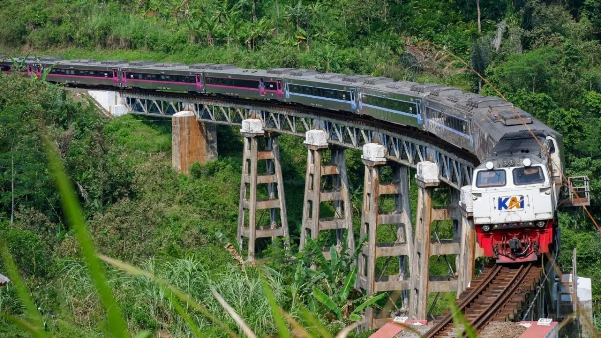 Tujuh jalur kereta api di Indonesia menawarkan panorama alam menawan, mulai dari pegunungan, persawahan, jembatan ikonik, hingga pesisir laut. (Kementerian Pariwisata RI)