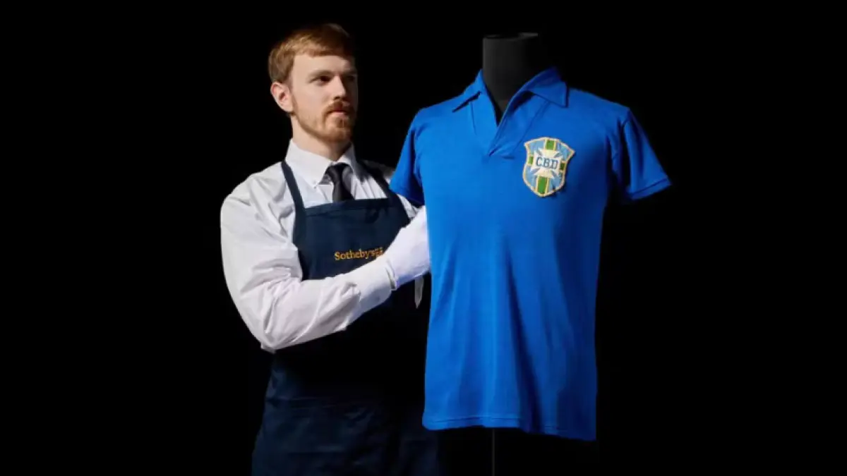 JERSEY IKONIK BRASIL: Jersey Pele yang akan dilelang merupakan sejarah perjalanan prestasi timnas Brasil (Liberta Depre)