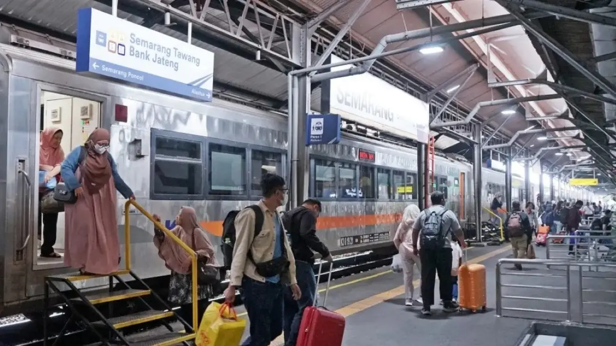 KAI Daop 1 Jakarta menyerahkan delapan pelaku pelemparan kereta api ke polisi. (JawaPos.com)