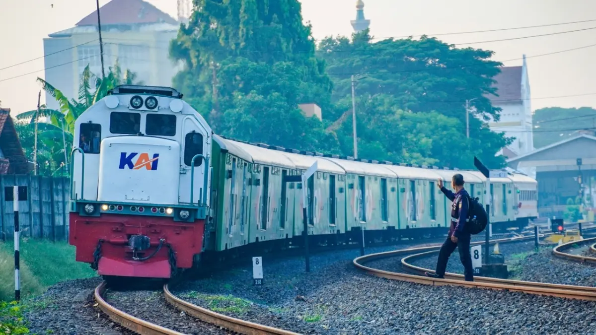 Mantan Gubernur Kalbar Sutarmidji menilai proyek kereta api Kalimantan lebih efektif untuk angkutan logistik daripada penumpang. (Pexels/RaTio dWE)