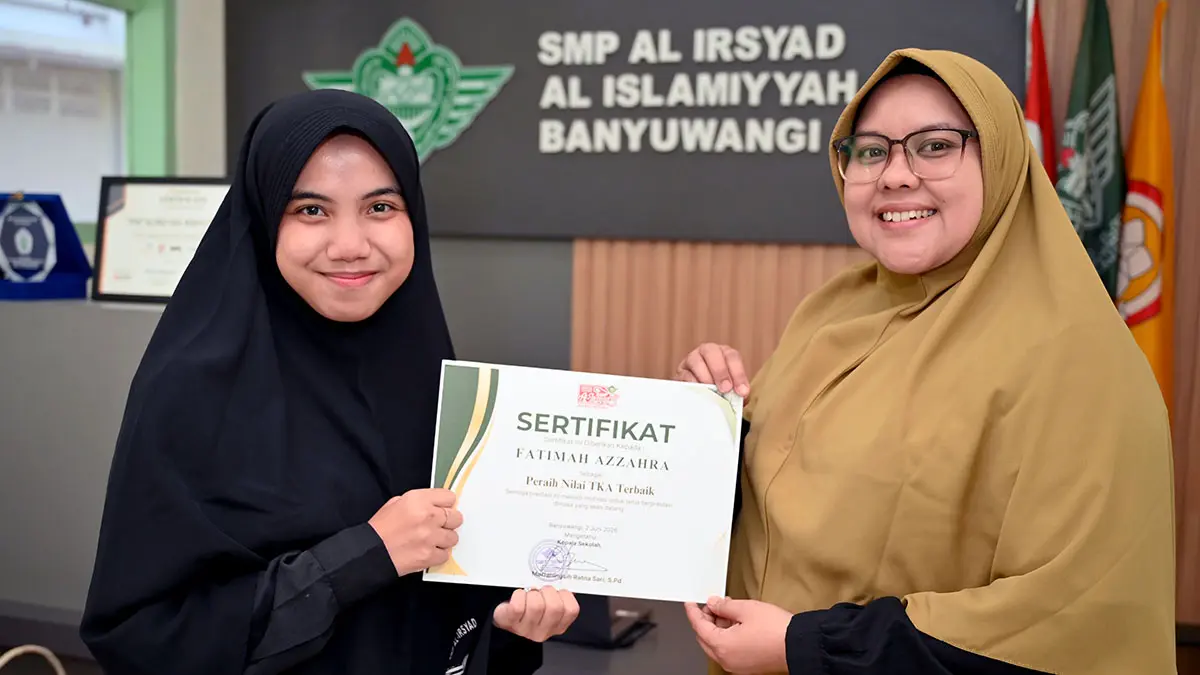 SMP Al Irsyad Banyuwangi mencetak prestasi gemilang di TKA 2026. Fatimah Azzahra meraih nilai sempurna dan membawa sekolah ke puncak kabupaten. (Ramada Kusuma/Radar Banyuwangi)