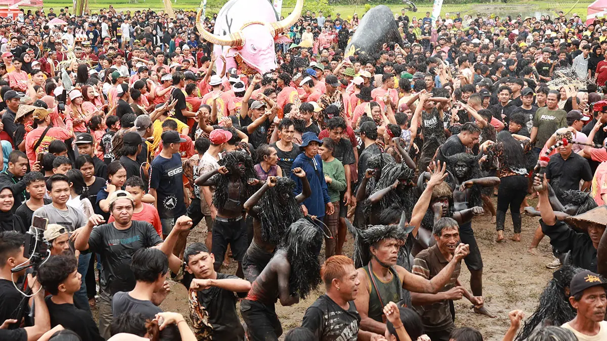 Suasana tradisi Keboan yang digelar di Desa Aliyan, Kecamatan Rogojampi, Banyuwangi. (banyuwangikab.go.id)