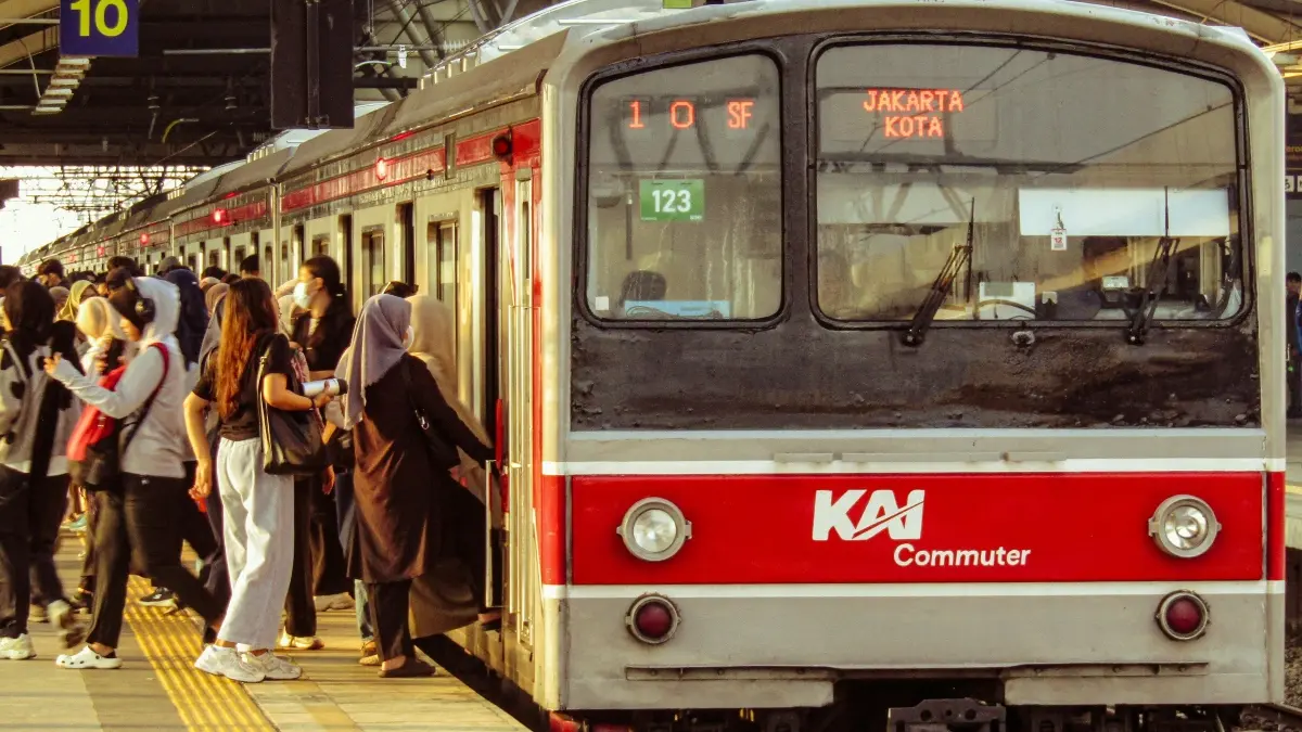 KAI Daop 1 Jakarta mencatat 19 kasus pelemparan kereta api sepanjang Januari hingga awal Juni 2026. (Pexels/Shal | Photobapak)