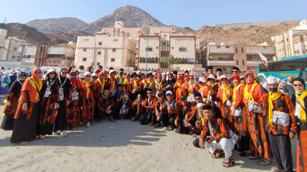KENANG PERJUANGAN RASULULLAH: Jemaah haji kloter 85 asal Banyuwangi berziarah ke Jabal Tsur sebagai rangkaian city tour usai melaksanakan puncak ibadah haji, Rabu (3/6). (Kholid Askandar for Radar Banyuwangi)