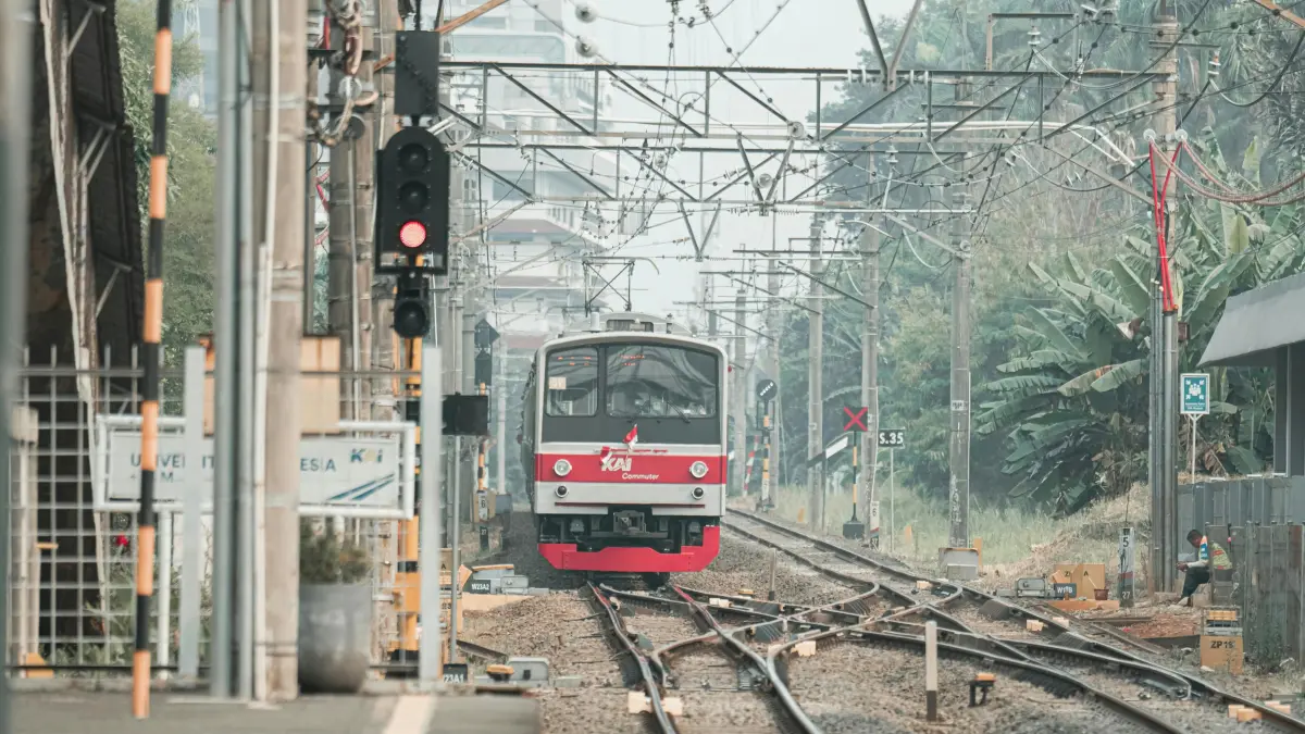 Komisi V DPR RI menyoroti belum terintegrasinya sistem persinyalan kereta api usai kecelakaan di Bekasi Timur. (Pexels/Erwin Salas)
