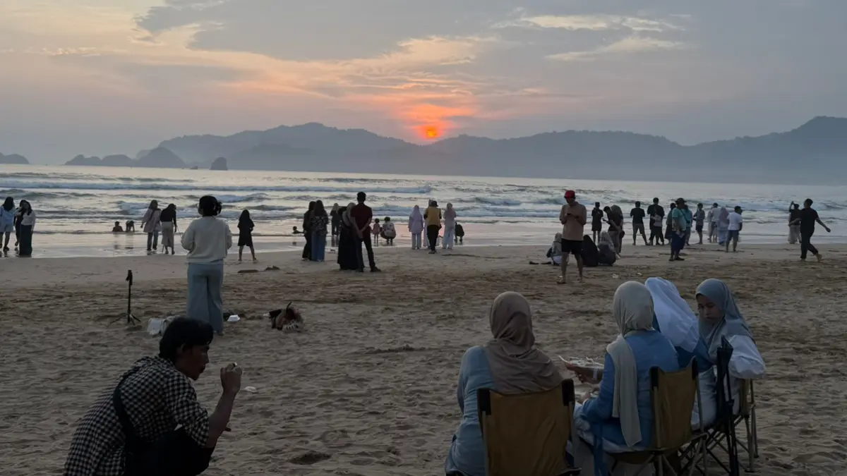 Pantai Pulau Merah masih menjadi primadona. Objek wisata di Kecamatan Pesanggaran itu dikunjungi 11.589 wisatawan selama libur panjang Idul Adha. (Purnomo for Radar Banyuwangi)