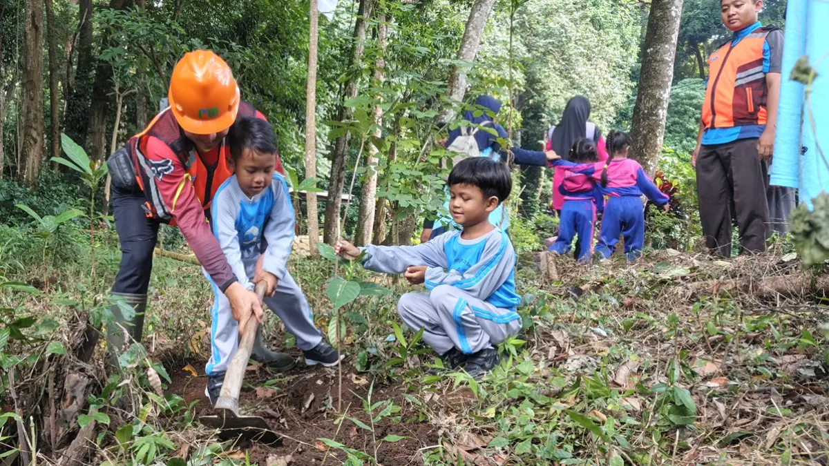 PEDULI ALAM: Para siswa KB dan TK asal Kecamatan Kabat melakukan penanaman bibit pohon bendo di kawasan Sumber Gedor, Kelurahan Gombengsri, Kecamatan Kalipuro, Rabu (3/6). (Ksatria Raya/Radar Banyuwangi)