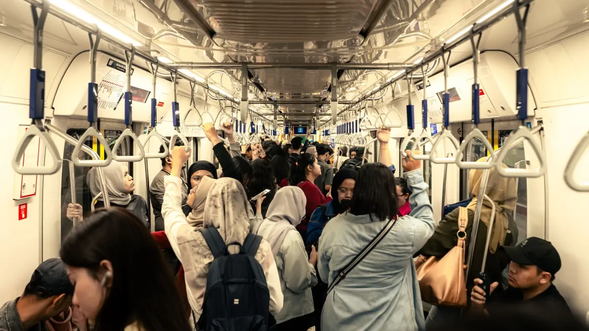 Pelemahan rupiah terhadap dolar AS diakui berdampak pada operasional KAI. (Pexels/Alfatah Bilal Afdam)