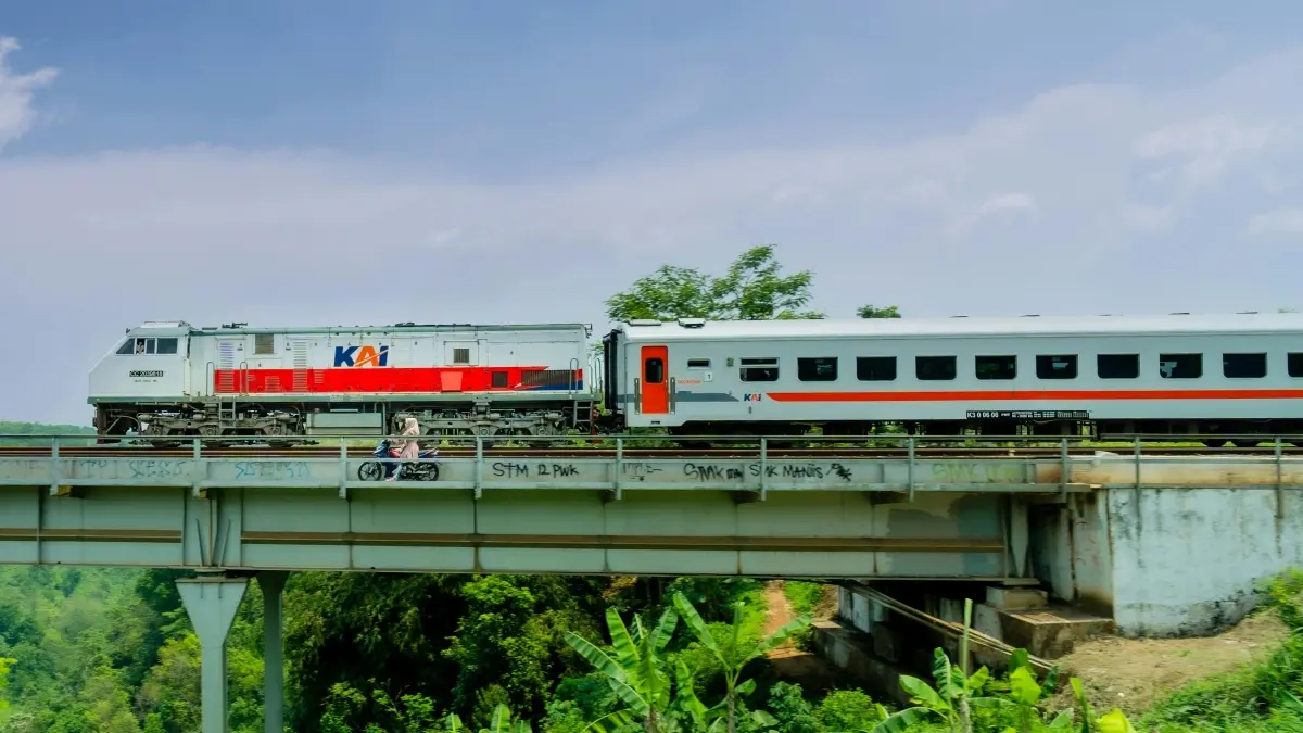 PT KAI menyiapkan proyek jaringan kereta terpadu Sumatera senilai Rp350 triliun. (Pexels/murod lens)