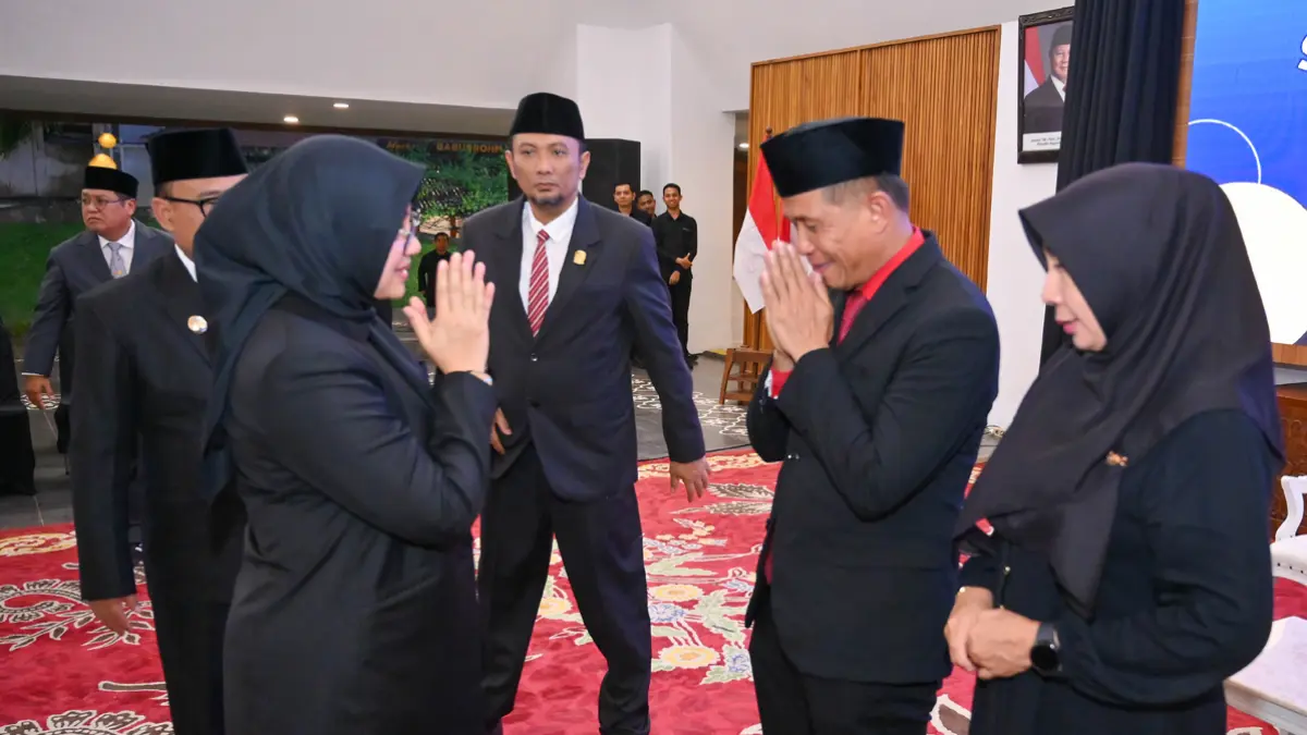 SEKKAB BARU: Suyanto Waspo Tondo Wicaksono alias Yayan didampingi istri mendapatkan ucapan selamat dari Bupati Ipuk Fiestiandani usai dilantik sebagai Sekkab Banyuwangi di Pendapa Sabha Swagata Blambangan, Selasa (2/6). (Ramada Kusuma/Radar Banyuwangi)