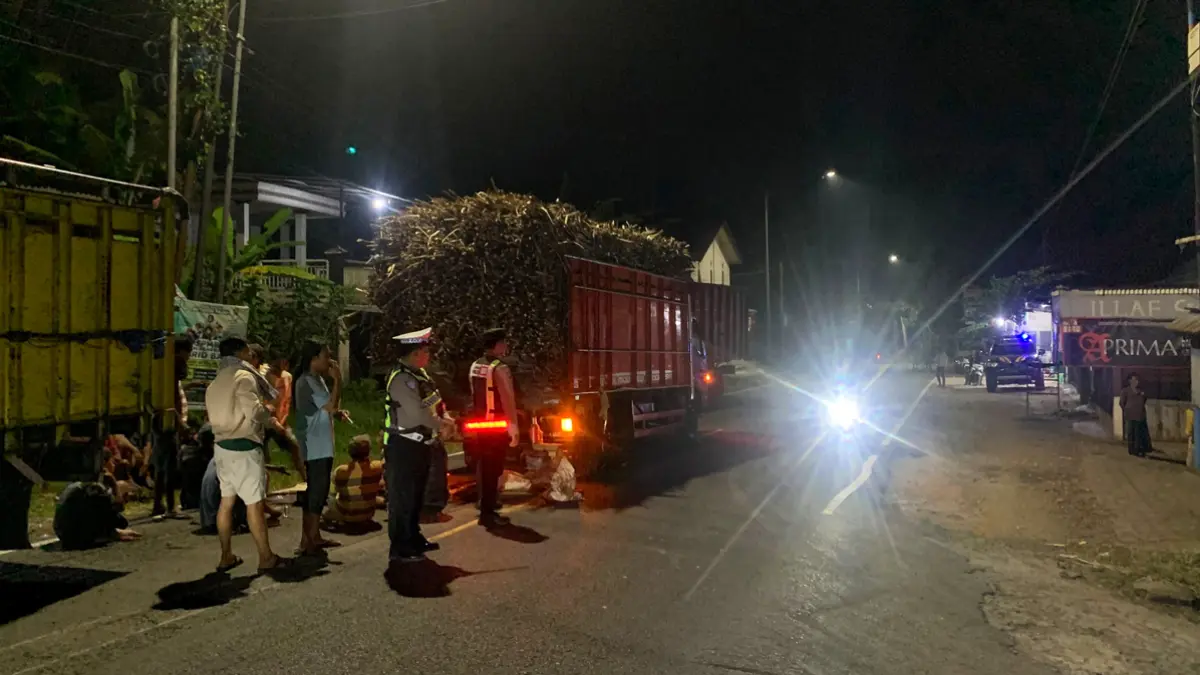TKP: Jajaran Unit Lantas Polsek Kalibaru melakukan pengamanan jalan raya kawasan Gunung Gumitir, tepatnya di Dusun Barurejo, Desa Kalibarumanis, Kecamatan Kalibaru, Selasa malam (2/6). (ARIES for Radar Banyuwangi)
