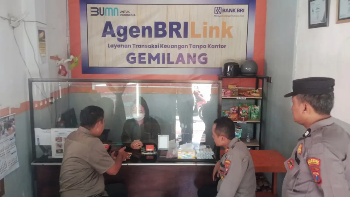 TKP: Jajaran Unit Reskrim Polsek Glenmore saat meminta keterangan korban penipuan di gerai Brilink Desa Tulungrejo, Kecamatan Glenmore, Rabu (3/6). (Budi for Radar Banyuwangi)