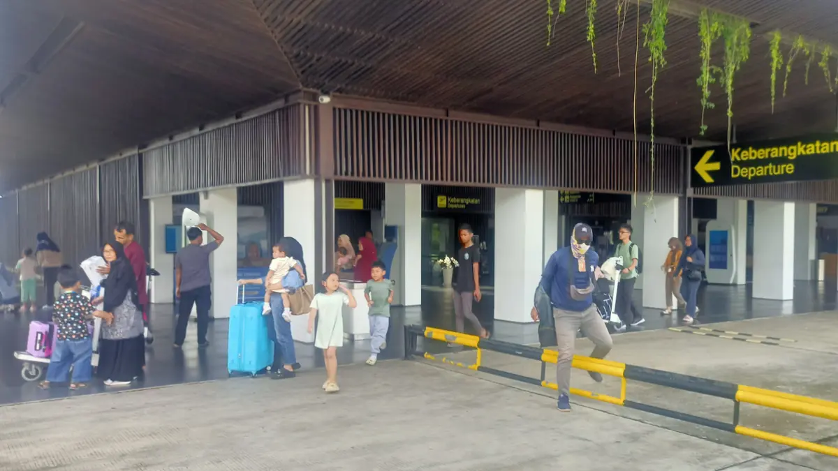 TRANSPORTASI UDARA: Sejumlah penumpang pesawat bersiap keluar Bandara Banyuwangi beberapa waktu lalu. (Zamrozi Wahyu/Radar Banyuwangi)