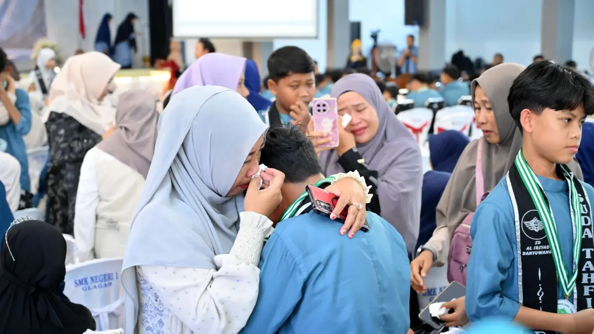 Wali murdi terharu seraya memeluk putra putrinya yang telah menyelesaikan masa studinya. (Ramada Kusuma/Radar Banyuwangi)