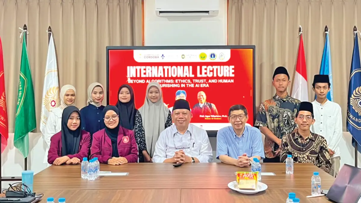 Sejumlah peserta berkesempatan foto bersama Rektor UI Cordoba Prof Agus Trihartono (depan, tiga dari kiri) dan Associate Professor of Marketing dari Marymount University, Amerika Serikat Dr Halimin Herjanto (depan, empat dari kiri). (UI Cordoba for Radar Banyuwangi)