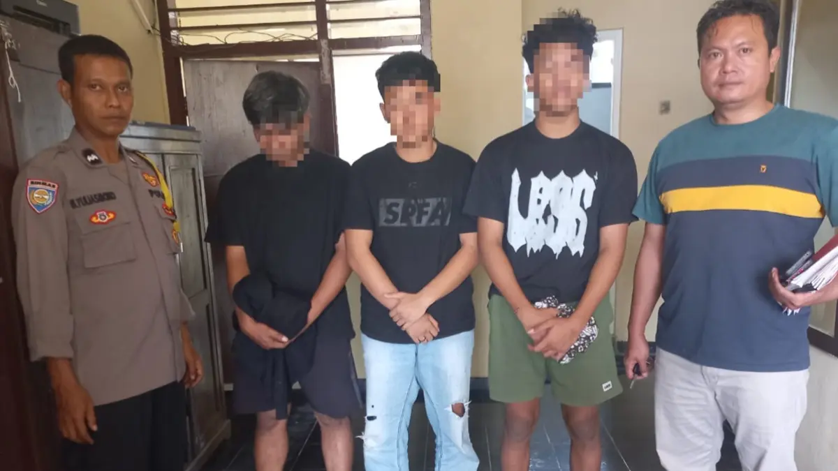 DIAMANKAN: Tiga tersangka pengeroyokan di Gambiran dititipkan di Mapolresta Banyuwangi pada Selasa (2/6) lalu. (Polsek Gambiran for Radar Banyuwangi)