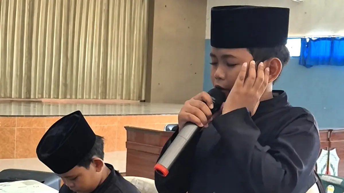 DIUJI: Peserta SPMB sedang menjalani uji petik dengan melantunkan bacaan Al-Qur’an di SMPN 1 Giri, Kamis (4/6). (M Ksatriya/Radar Banyuwangi)